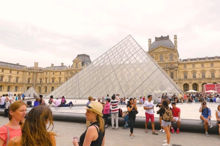 Парижский музей Лувр убрал имя серьезного спонсора из своих списков из-за наркотиков