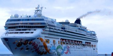 На борту круизного лайнера в Барселоне застряли тысячи пассажиров