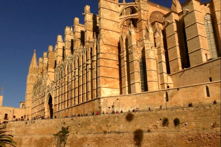 На курорте Пальма-де-Майорки изнасиловали девушку