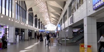 Аэропорт Дубая научит пассажиров перерабатывать пластик в игрушки
