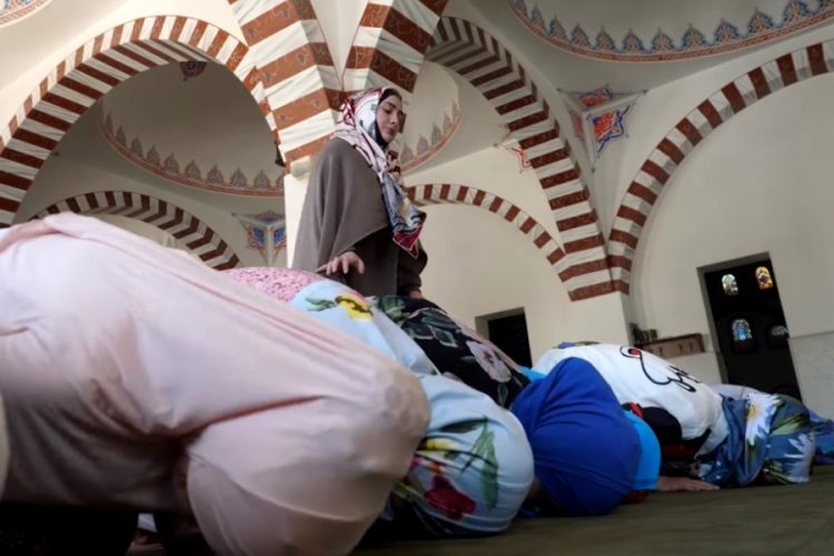 В аэропорту Абу-Даби открыли многоконфессиональную молитвенную комнату