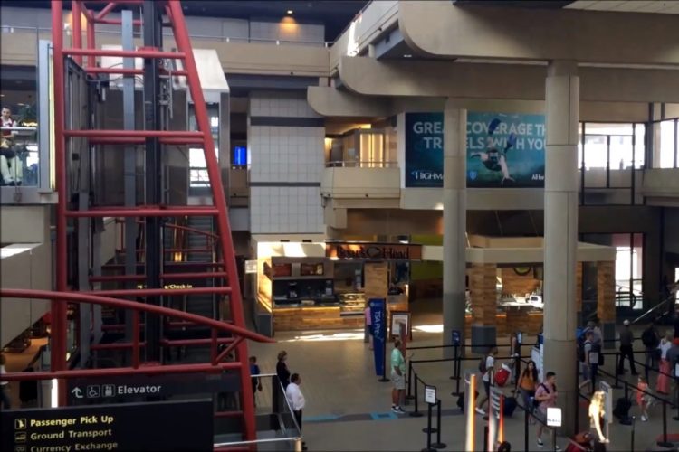 Слепых пассажиров в аэропортах будет водить мобильное приложение