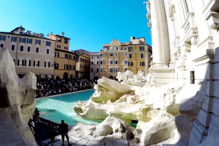 Территорию вокруг фонтана Треви начали перекрывать