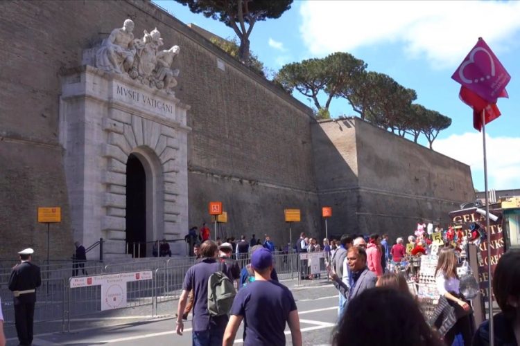 Ватикан открывает гробницы, чтобы найти останки пропавшего подростка