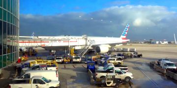 Ревнивая пассажирка разбила ноутбук на голове своего спутника