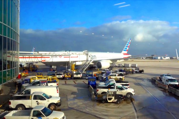 Ревнивая пассажирка разбила ноутбук на голове своего спутника