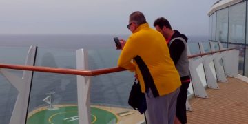 Семья выпавшего из палубы ребенка обвиняет в трагедии Royal Caribbean