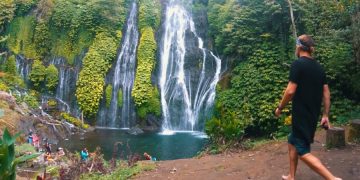 На популярном пляже Бали выстраивается очередь желающих сделать селфи
