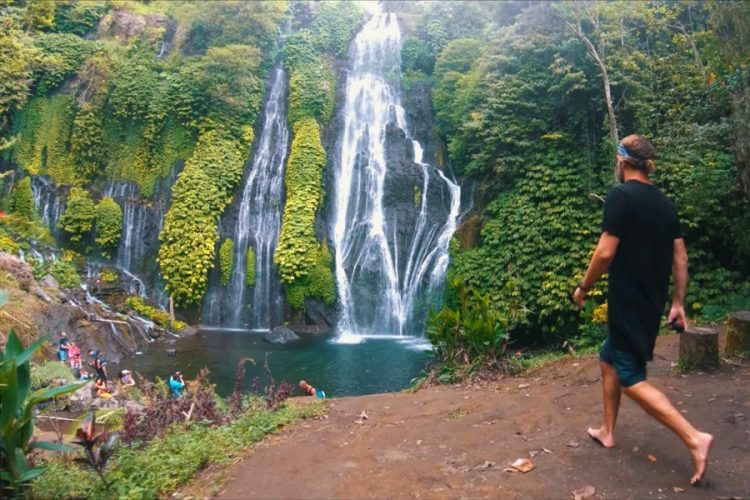 На популярном пляже Бали выстраивается очередь желающих сделать селфи