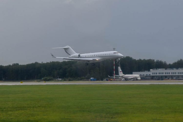 Аэропорт Гонконга обещает возобновить работу 13 августа