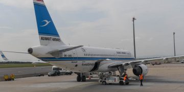 В аэропорту Гонконга отменили больше 200 рейсов - авиадиспетчеры бастуют