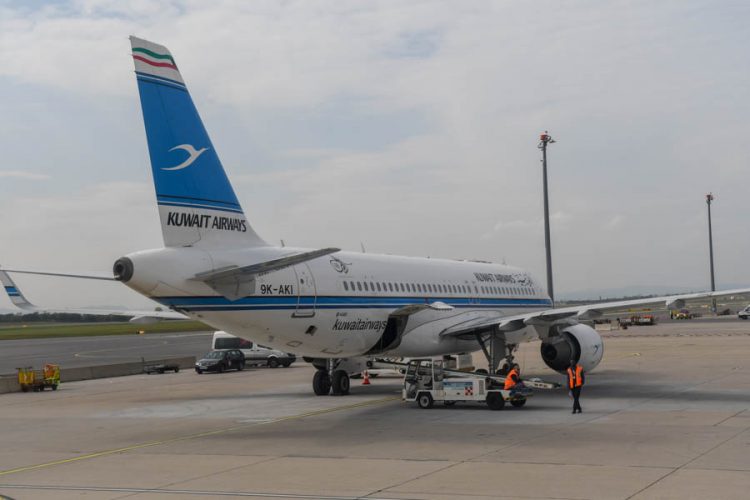 В аэропорту Гонконга отменили больше 200 рейсов - авиадиспетчеры бастуют