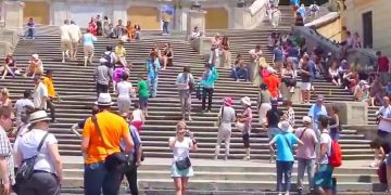 новость 08-08-2019 Штраф в размере 280$ за сидение на культовых ступенях Рима