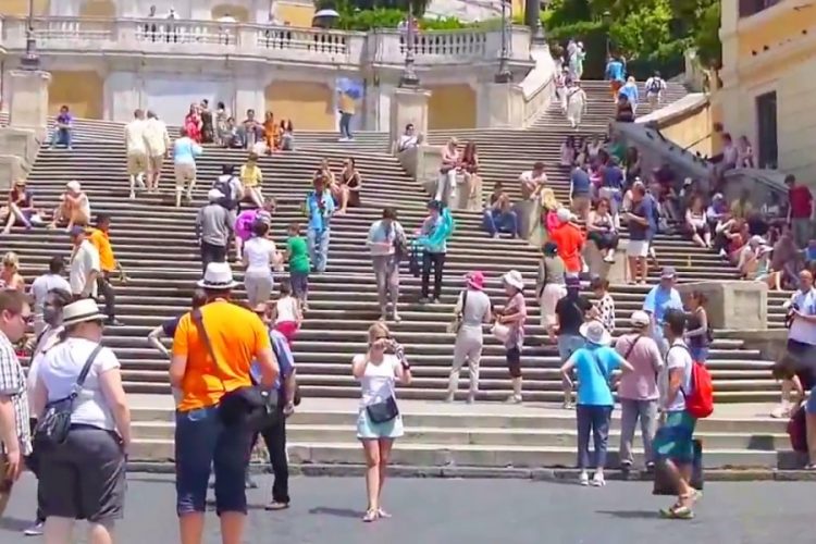 новость 08-08-2019 Штраф в размере 280$ за сидение на культовых ступенях Рима