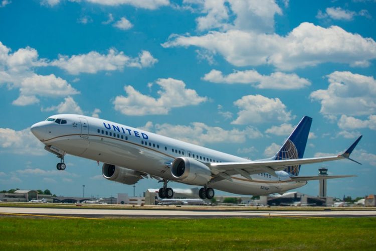 новость 06-08-2019 Двух пилотов United Airlines арестовали перед вылетом