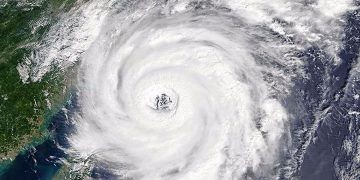 новость 15-06-2019 Тропический шторм Кроса обрушился на юг Японии