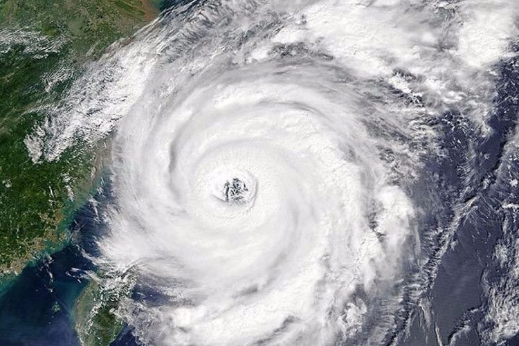 новость 15-06-2019 Тропический шторм Кроса обрушился на юг Японии