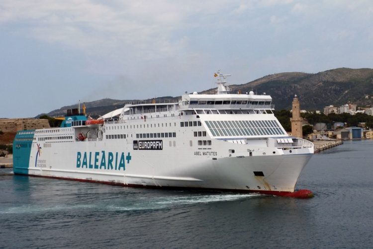 новость 19-08-2019 Паром из Испании с 393 пассажирами сел на мель у берегов Ибицы