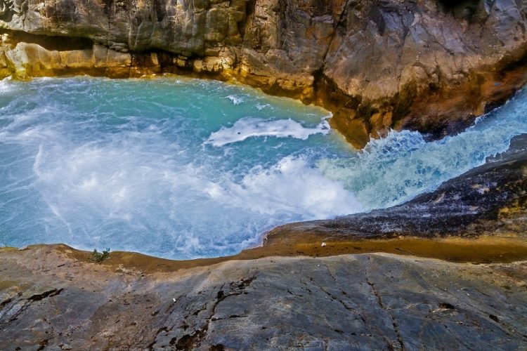 новость 05-08-2019 Бирюзовый цвет озера Мавигель привлекает туристов