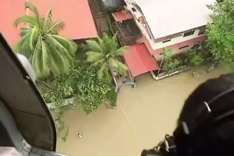 новость 11-08-2019 Индийские власти продолжают борьбу с муссонными наводнениями