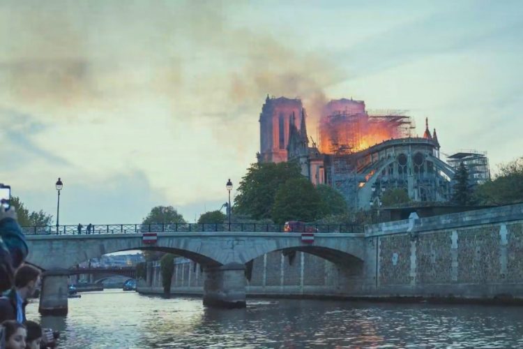 Территорию вокруг Собора Парижской Богоматери оцепили