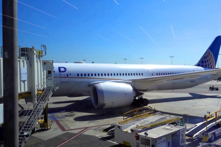 United Airlines меняет правила потребления алкоголя пилотами