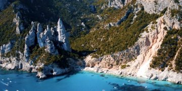 На пляжи острова Сардиния вернули 10 тонн ворованного песка