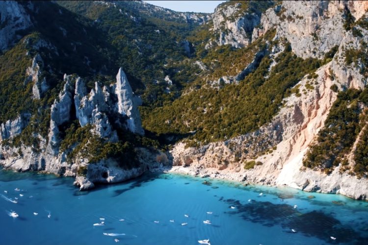 На пляжи острова Сардиния вернули 10 тонн ворованного песка