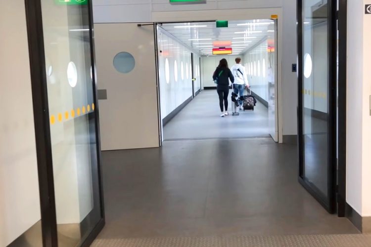 Все рейсы в Гонконг отменили