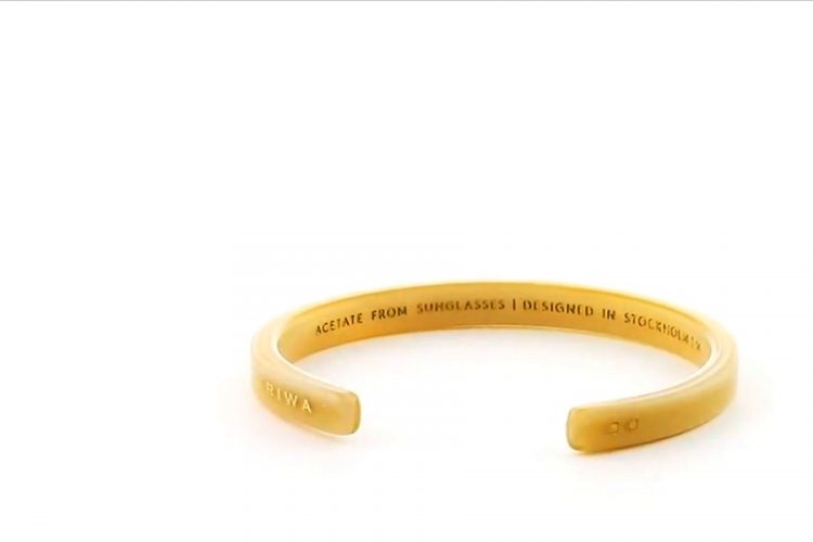 Пассажирка заплатит штраф 9 800 долларов за браслет из слоновой кости