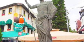 Сильное землетрясение обрушилось на западную Турцию