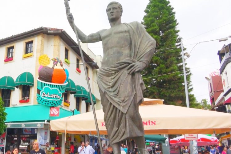 Сильное землетрясение обрушилось на западную Турцию