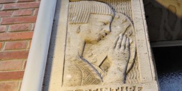 Туристы пишут письма на кладбище во французском городе