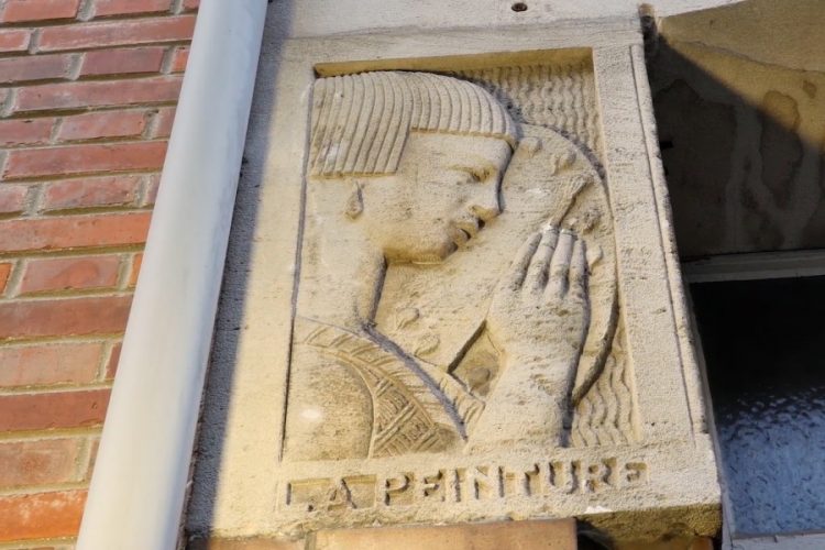 Туристы пишут письма на кладбище во французском городе