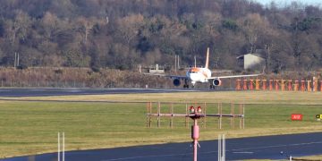 Пассажирка авиакомпании easyJet угрожала поломать ноги ребенку