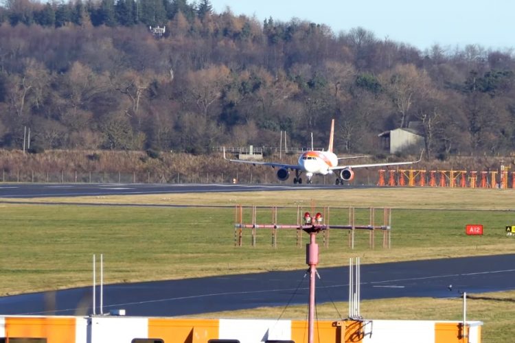 Пассажирка авиакомпании easyJet угрожала поломать ноги ребенку