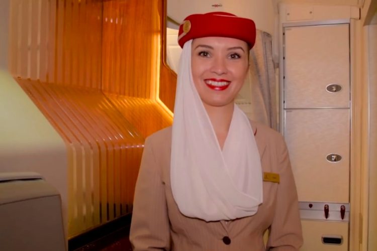 Авиакомпания Эмирейтс предложит пассажирам блюда на банановых листах