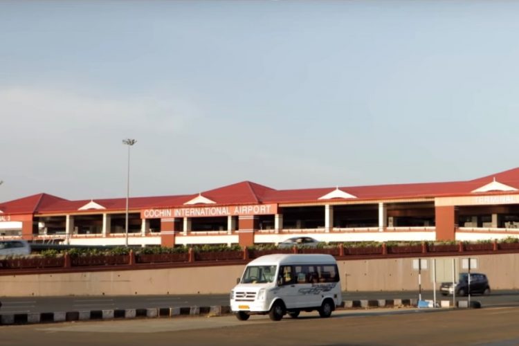 Из-за паводка закрыли аэропорт Кочи (Керала)
