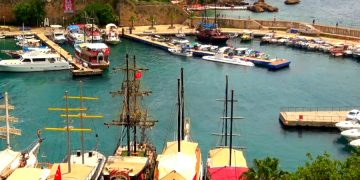 Джип с туристами упал с 20-метровой высоты в Анталии