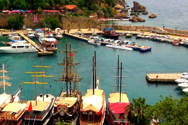 Джип с туристами упал с 20-метровой высоты в Анталии