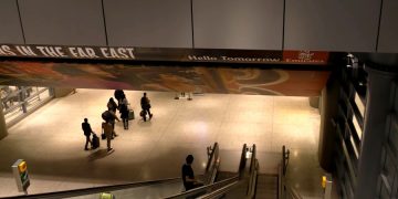 Больной пассажир на четвереньках проходил контроль в аэропорту Хитроу