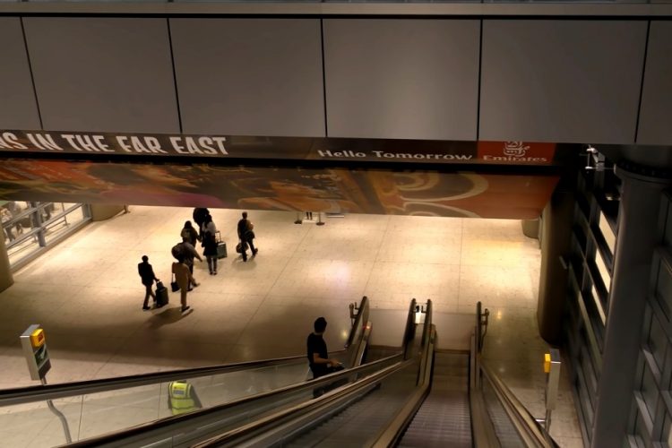 Больной пассажир на четвереньках проходил контроль в аэропорту Хитроу