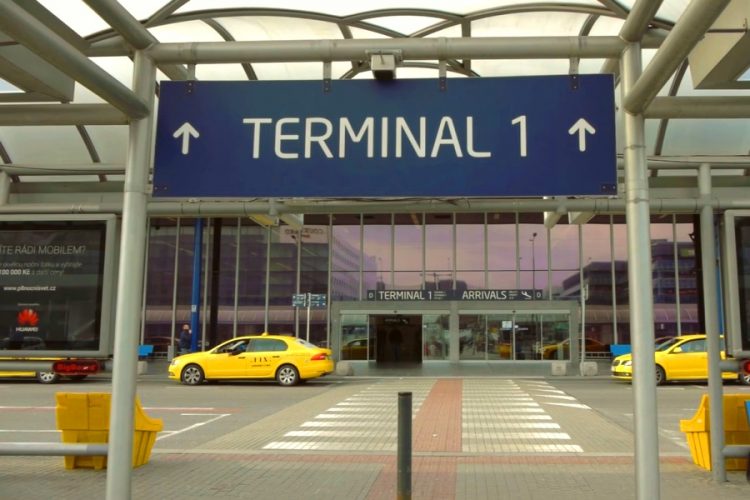 В аэропорту Праги появились цифровые табло на русском языке