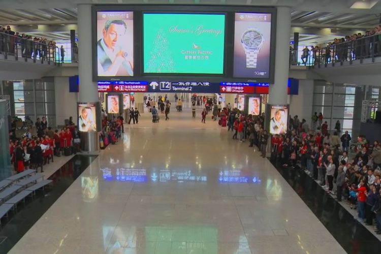 Cathay Pacific следит за пассажирами