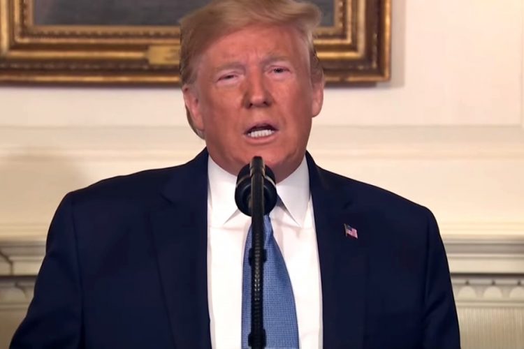 Журналиста остановили в аэропорту по подозрению в распространении негативной информации о Дональде Трампе