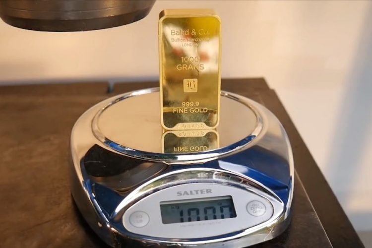 В аэропорту Малайзии задержали женщину, которая пыталась перевезти 12 золотых слитков