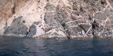 Туристы вторые сутки не могут выехать из греческого острова