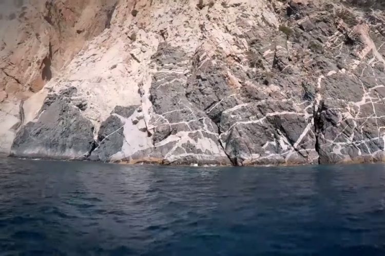 Туристы вторые сутки не могут выехать из греческого острова