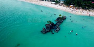 Китаянка закопала подгузник с испражнениями на острове Боракай