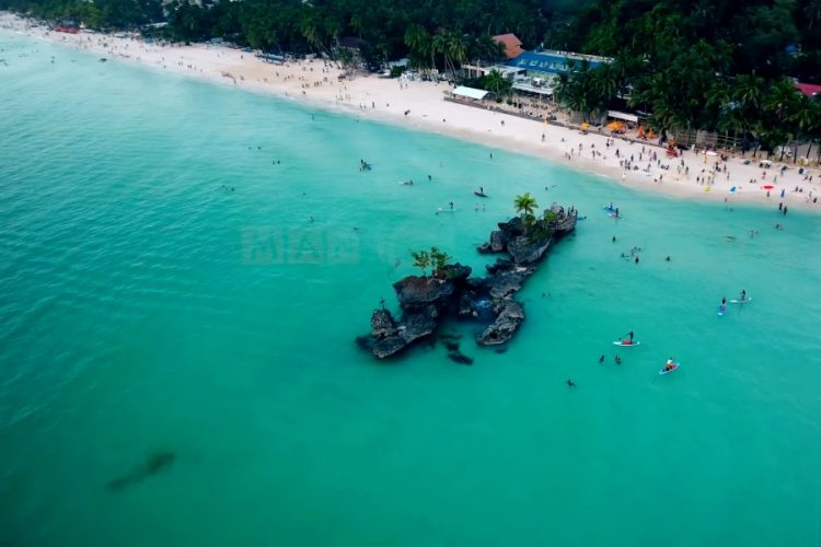 Китаянка закопала подгузник с испражнениями на острове Боракай